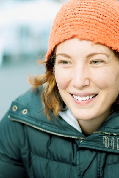 Portret Van Een Jonge Vrouw Met Een Sjaal — Stockfoto