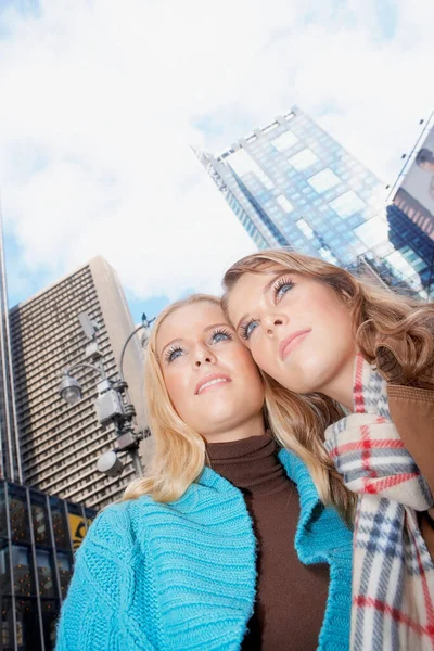 Две Молодые Женщины Городском Парке — стоковое фото