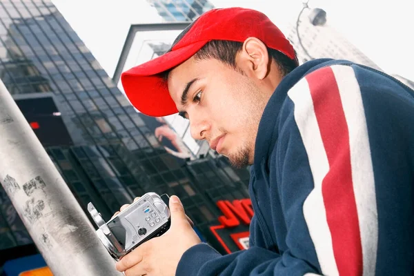 Joven Con Una Cámara Techo Ciudad — Foto de Stock