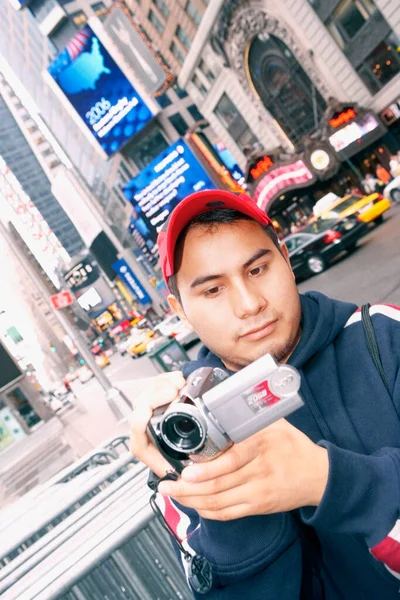 在城市里拿着相机的年轻人 — 图库照片