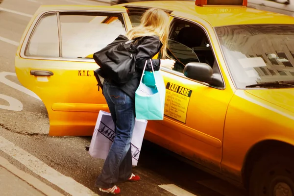 Giovane Donna Con Sacco Spazzatura Città — Foto Stock