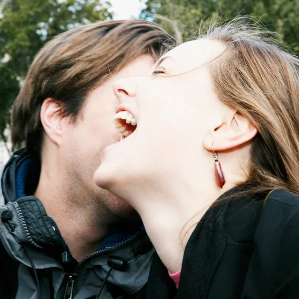 Jovem Casal Apaixonado Livre — Fotografia de Stock