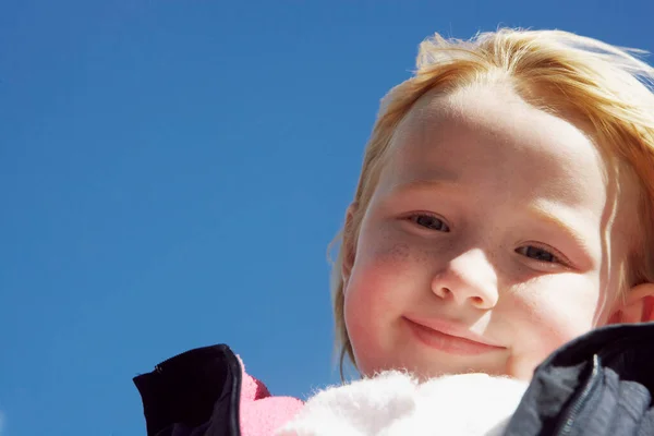 Retrato Una Linda Niña Con Una Chaqueta Azul Una Bufanda —  Fotos de Stock