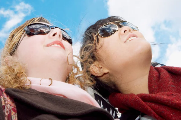 Due Giovani Donne Che Divertono Nel Parco — Foto Stock