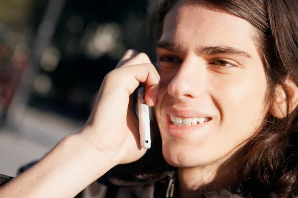 Jovem Falando Telefone Celular Livre — Fotografia de Stock