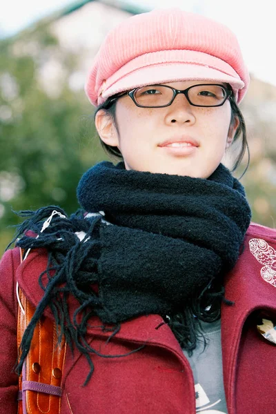 帽子とスカーフのかわいい女の子の肖像画 — ストック写真