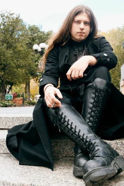 Young Woman Sitting Bench — Stock Photo, Image