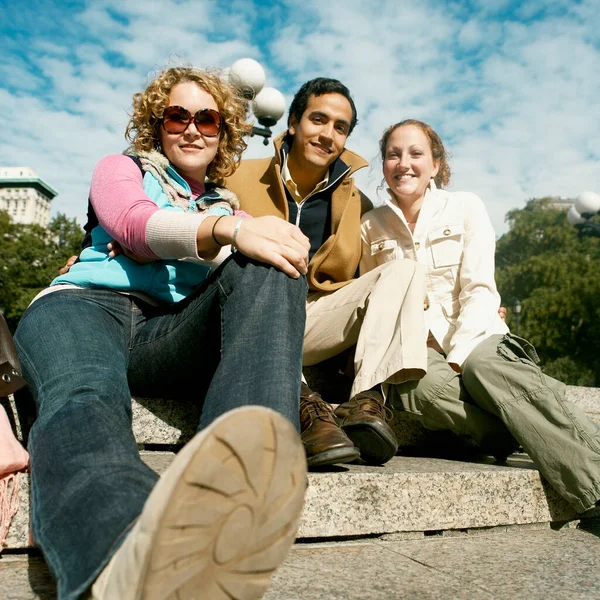 Amistad Ocio Turismo Personas Estilo Vida Amigos Sonrientes Con Smartphone — Foto de Stock