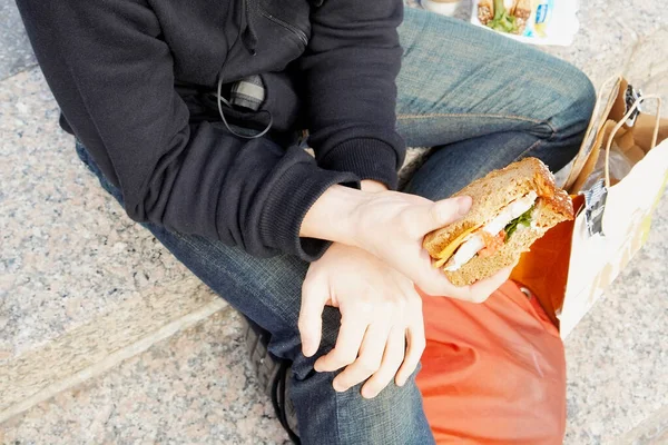 Homem Comendo Hambúrguer Com Salsicha Queijo — Fotografia de Stock