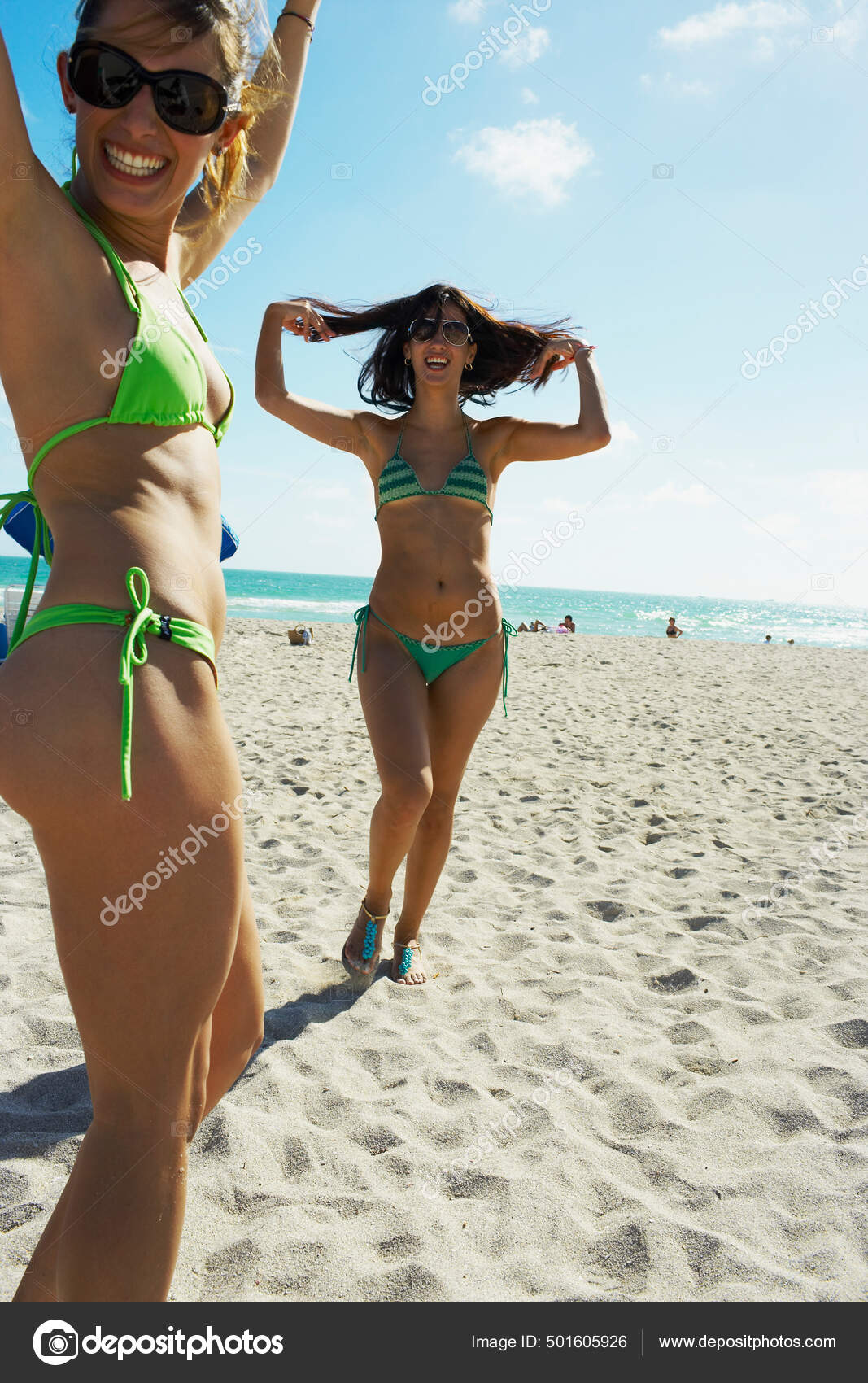 Zwei Mädchen Bikini Strand - Stockfotografie: lizenzfreie Fotos ©  PantherMediaSeller 501605926 | Depositphotos
