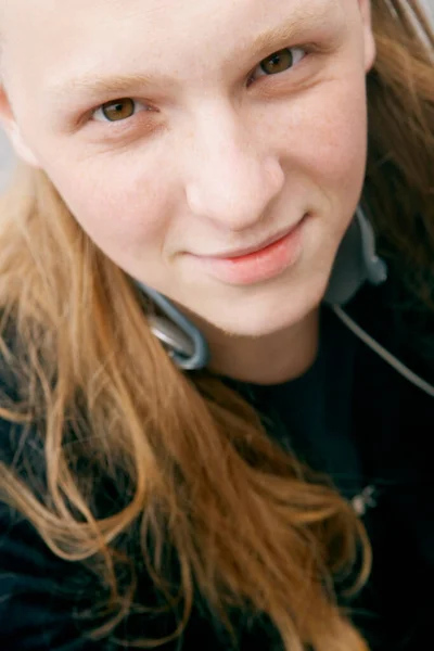 Retrato Una Hermosa Joven Con Auriculares —  Fotos de Stock