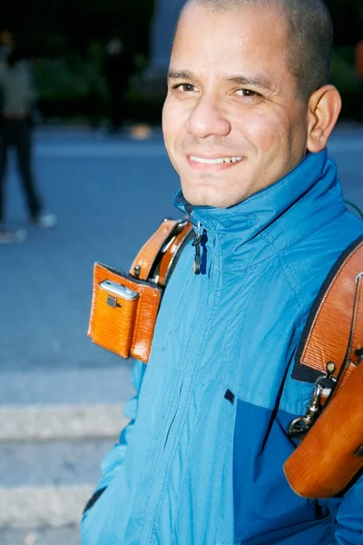 Porträt Eines Jungen Mannes Mit Rucksack — Stockfoto