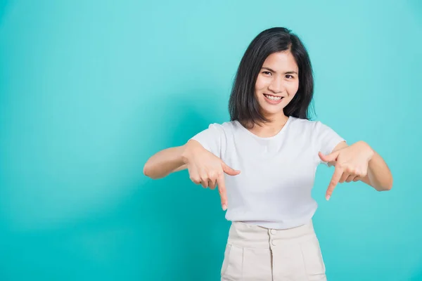 Portret Aziatische Mooie Jonge Vrouw Staande Slijtage Shirt Wijst Naar — Stockfoto