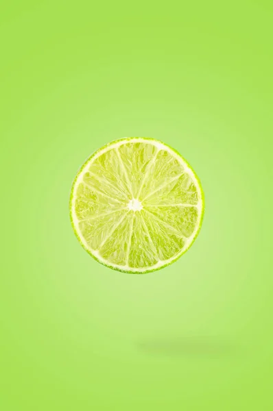 Minimální Ovocný Koncept Jeden Plátek Citronového Ovoce Jasně Zeleném Pozadí — Stock fotografie