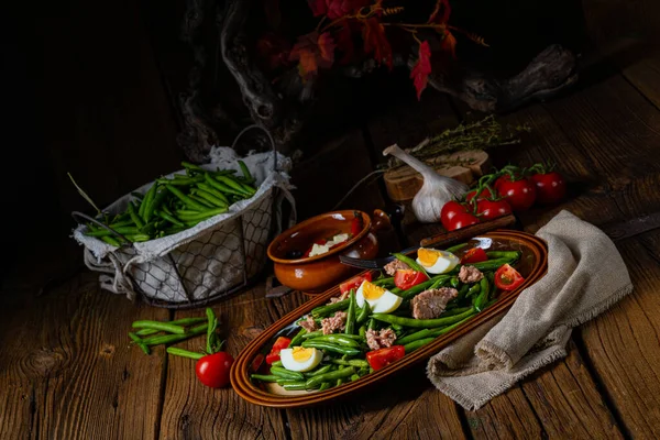 Salada Feijão Verde Rústico Com Ovo Atum — Fotografia de Stock