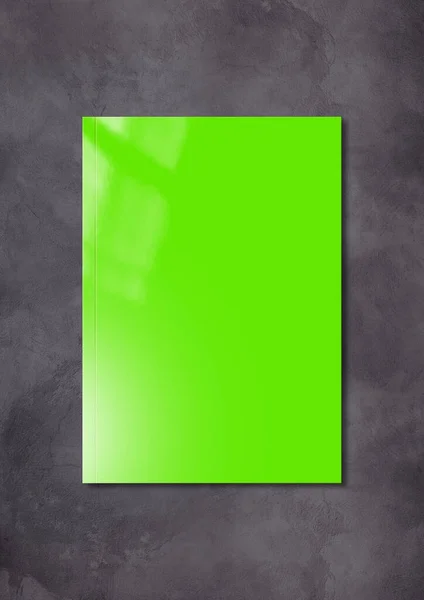Зелена Обкладинка Буклету Ізольована Темному Бетонному Фоні Макет — стокове фото