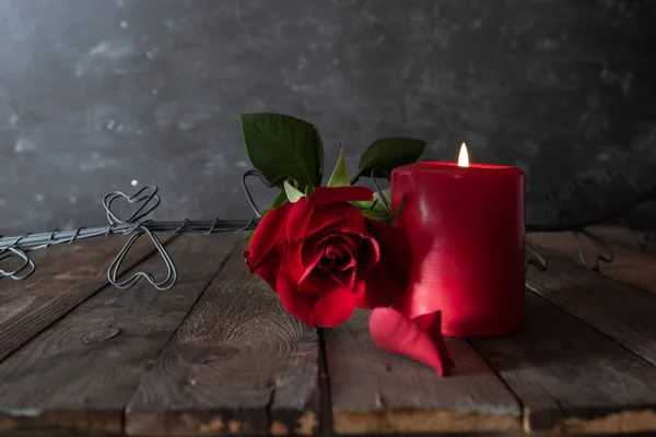 Romantica Decorazione Amore Con Rose Rosse Lume Candela Cuori Sfondo — Foto Stock