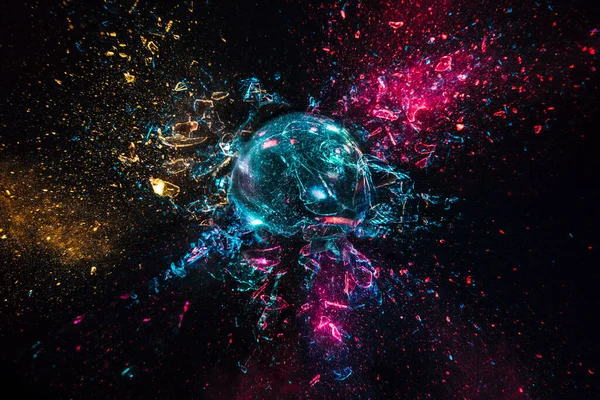 Explosion Glaskula Med Färgade Lampor Svart Bakgrund Höghastighetsfotografering — Stockfoto