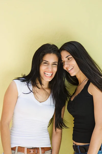 Dos Mujeres Jóvenes Sonriendo Mirándose — Foto de Stock