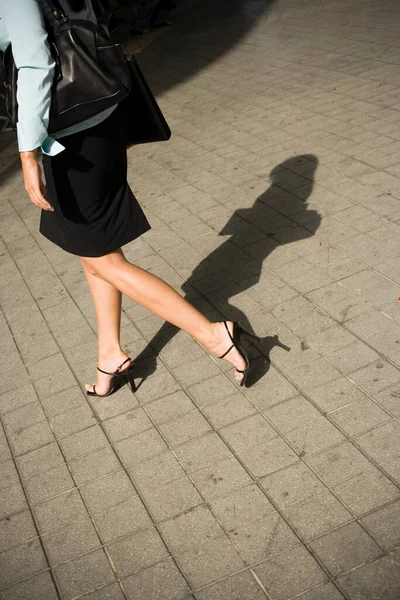 Młoda Kobieta Spacerująca Mieście — Zdjęcie stockowe