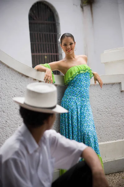 Jovem Mulher Vestido Branco Com Chapéu Rua — Fotografia de Stock