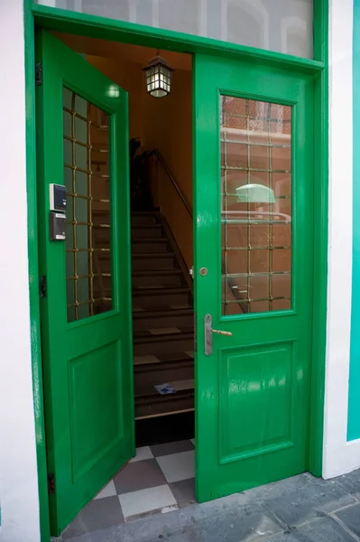 Zelené Dveře Modrou Stěnou — Stock fotografie