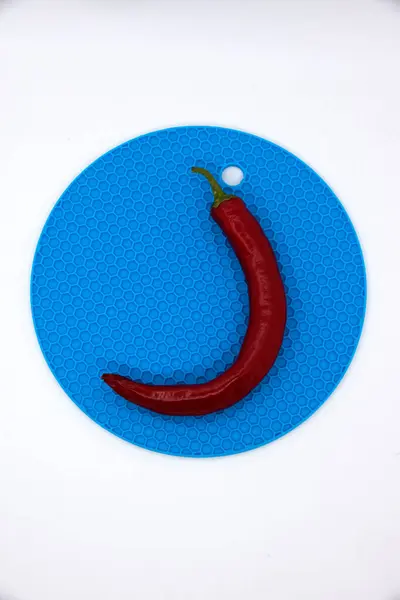 Rote Paprika Schote Auf Blauem Ständer — Stockfoto