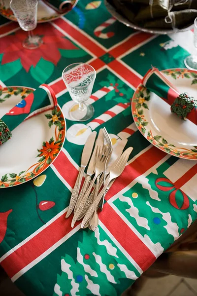 Karácsonyi Asztal Beállítása Evőeszközökkel Szalagokkal Dekorációkkal Díszítve — Stock Fotó