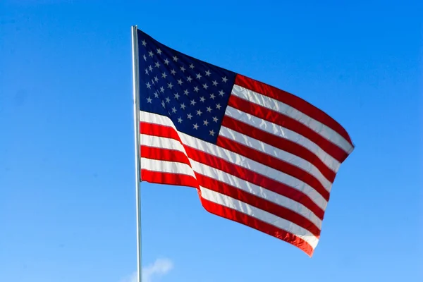 Αμερικανική Σημαία Κυματίζει Στον Άνεμο — Φωτογραφία Αρχείου