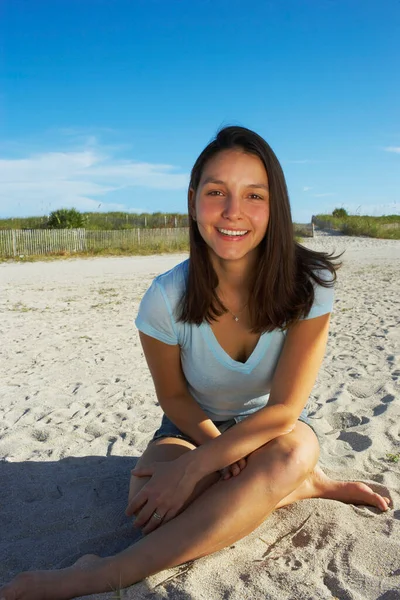 Bella Giovane Donna Seduta Sulla Spiaggia — Foto Stock