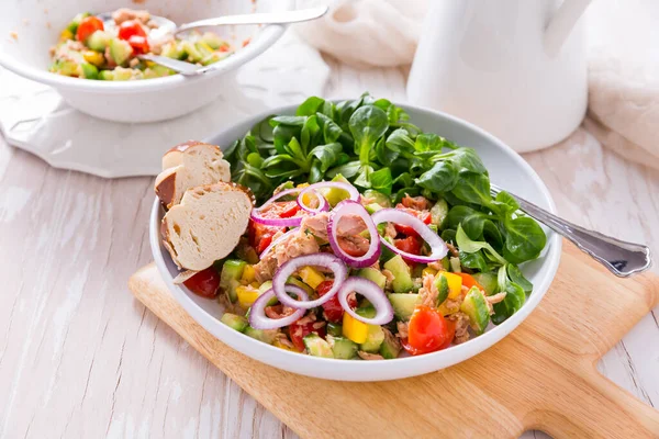 Salatalıklı Ton Balığı Salatası Kırmızı Soğan Mısır Salatası Vişneli Domates — Stok fotoğraf