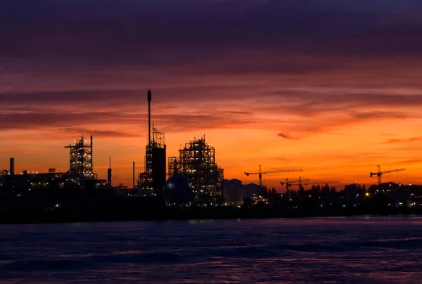 Olieraffinaderij Bij Zonsondergang — Stockfoto