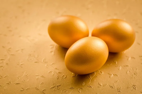 Golden Egg Nest Brown Background — Stock Photo, Image