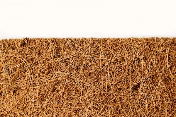 白い上に隔離されたココナッツ繊維で作られた密接なマットレス — ストック写真