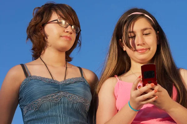 Dos Mujeres Jóvenes Están Hablando Teléfono Móvil — Foto de Stock