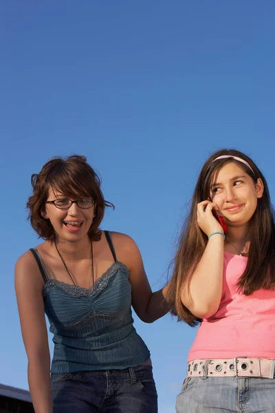 Duas Jovens Mulheres Conversando Celular — Fotografia de Stock