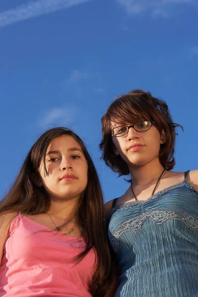 两个穿蓝色衣服的女孩和一个女孩在海滩上 — 图库照片