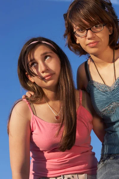 两个穿着蓝色衣服的年轻女子 — 图库照片