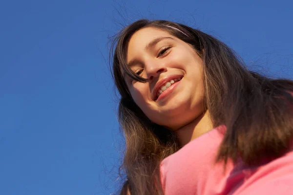 Retrato Una Hermosa Joven Con Pelo Largo — Foto de Stock