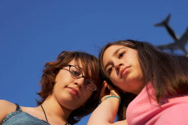 Dvě Mladé Ženy Slunečních Brýlích Dívka Slunečný Den — Stock fotografie