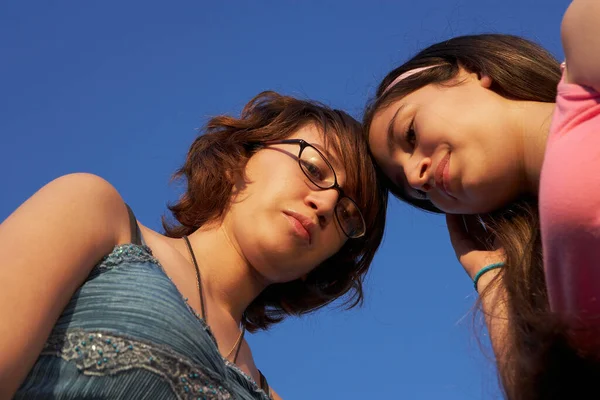 Duas Jovens Mulheres Divertindo Praia — Fotografia de Stock