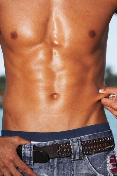 Muskulöser Junger Mann Mit Seil Auf Weißem Hintergrund — Stockfoto