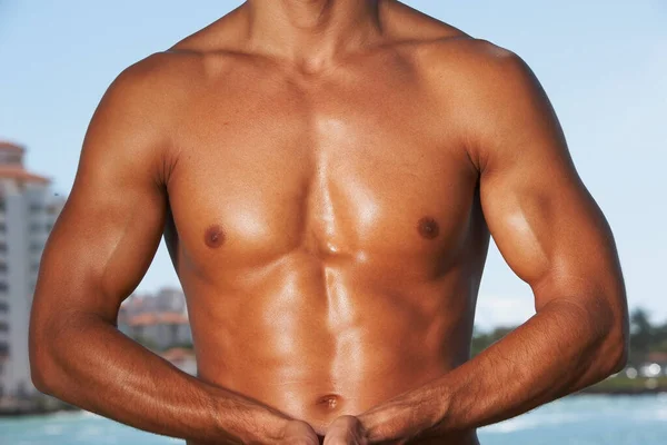 Muskulös Man Med Naken Överkropp Poserar Stranden — Stockfoto
