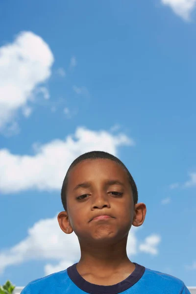 Porträt Eines Jungen Der Gegen Den Blauen Himmel Die Kamera — Stockfoto