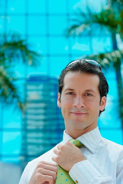 Retrato Jovem Empresário Terno Azul — Fotografia de Stock