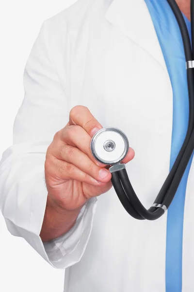 Lekarz Trzymający Stetoskop Wykazujący Kciuk Górę — Zdjęcie stockowe