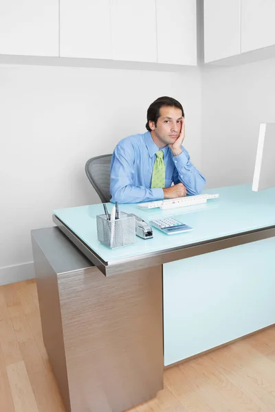 Ung Pojke Sitter Vid Bordet Och Läser Bok — Stockfoto