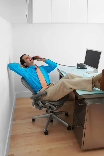 Joven Afroamericano Hombre Sentado Sillón Mirando Computadora Portátil Mientras Está — Foto de Stock