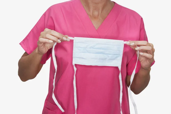 Mulher Segurando Uma Máscara Médica Rosa — Fotografia de Stock