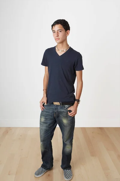 白いTシャツとジーンズを着た若い男の肖像画 — ストック写真
